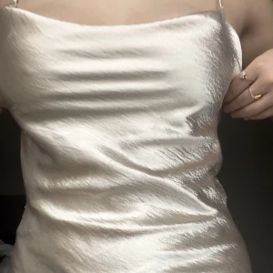 Balklänning  - Säljer denna balklänning/klänning i storleken 36/S. Färgen är guld/beige. Den är i fint skick men finns nån enstaka defekt. på den men inget som läggs märke till. 200kr vid snabb affär.