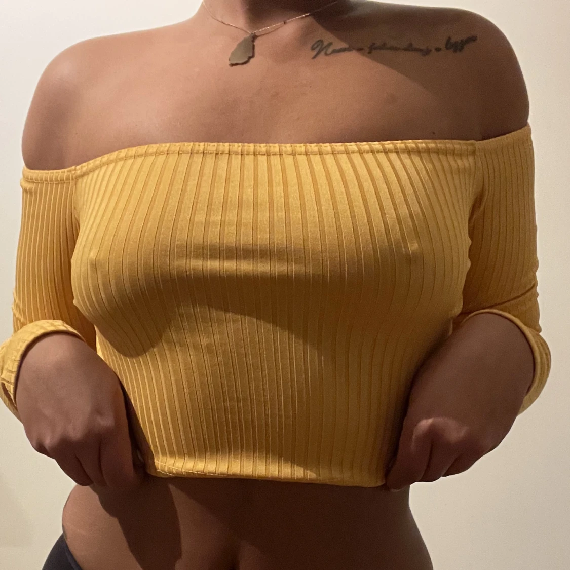 Gul off shoulder topp