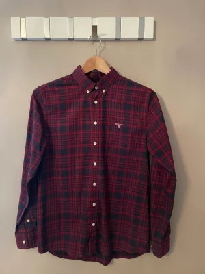 Gantskjorta junior  - Gantskjorta till junior, stl 170. Nästan oanvänd. Rutig blå/röd. 