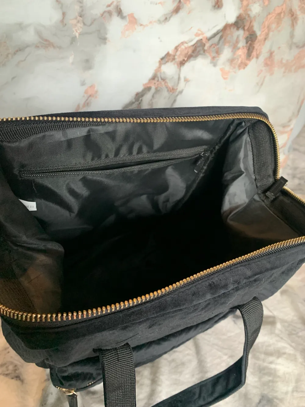 Svart stor handväska i tyg  Väldigt praktiskt och bra för ryggen . Väskor.