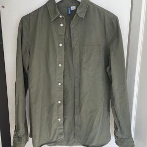 Grön skjorta/overshirt - Grön skjorta/overshirt. Mycket bra skick. Herr modell. Köparen står för frakten 🤍