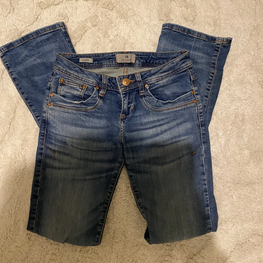 Säljer dessa lågmidjade LTB jeans i modellen ”valerie”. Köpta förra året. Jeans & Byxor.