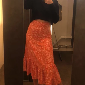 Lång volang kjol - Röd/vit prickig volangkjol, perfekt till sommaren!!!