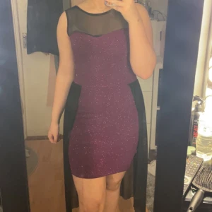 Glittrig klänning med släp  - Säljer denna helt oanvända glitter klänningen då jag aldrig fått tillfälle att använda den, är lite för liten för mig som är i storlek M