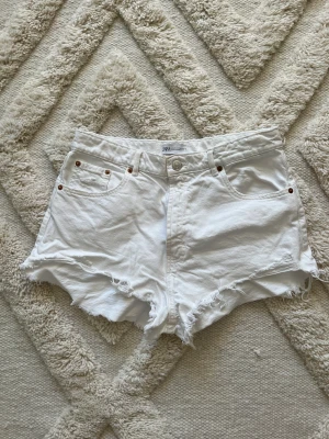 Zara shorts  - Vita shorts från zara. Ribbade med hög midja. Super snygga! Storlek 42/XL. 