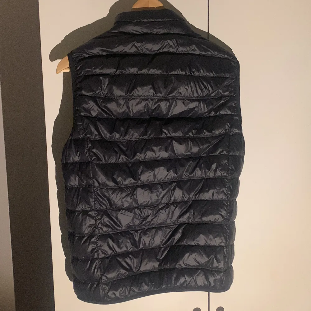 Hejsan, tänkte kolla om det är någon som är intresserad på att köpa en nästan helt ny Armani väst. Använd ett fåtal gånger. Testa den bara typ egentligen sen har den ba blivit hängandes. Storlek M men passar S också utan tvivel. Kan gå ner i pris. . Muu.