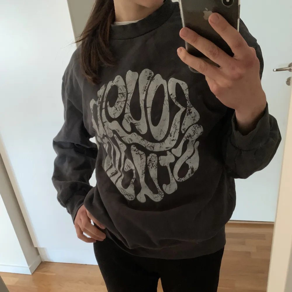 Grå rough studios sweatshirt! Jättefint skick . Tröjor & Koftor.