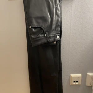 Skinnbyxor  - Skinnbyxor från zara! (Imiterat skinn) super fina med raka ben, i storlek 36. Söljer dpd em inte kommer till användning 🦋 köoaren står för frakt.💗