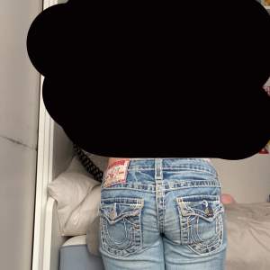 Säljer mina true religion jeans då dom inte passar längre❤️Köpta i januari det här året för 999kr och det är inga defekter på dom, helt nyskick🙏skriv ifall du har några frågor osv🥰