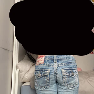 True religion low waist bootcut jeans - Säljer mina true religion jeans då dom inte passar längre❤️Köpta i januari det här året för 999kr och det är inga defekter på dom, helt nyskick🙏skriv ifall du har några frågor osv🥰
