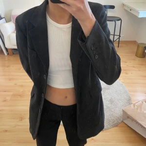 Kavaj - Mörkgrå-svart kavaj från L.O.G.G! Använd få gånger så mycket bra skick!! Storlek 34 men passar även mig som brukar ha 36. 