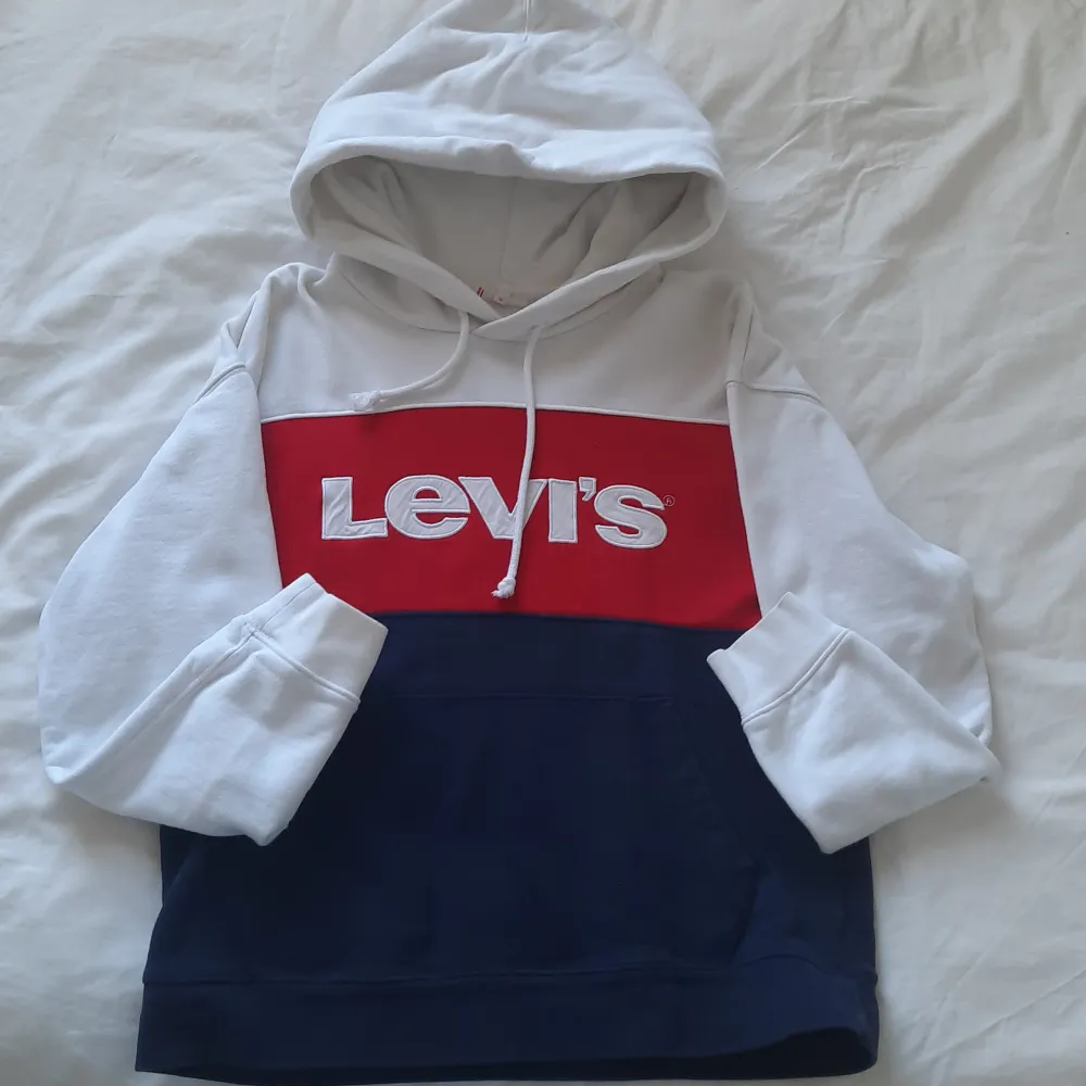 Hej Jag säljer min levi's hoodie som jag köpte från tyskland. Jag säljer den eftersom att den är för liten på mig.. Hoodies.