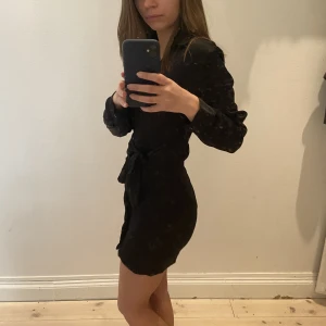 Satinklänning från zara - Svart satinklänning från zara. Säljer pga för liten för mig. Annars superfin och använd bara en gång. 