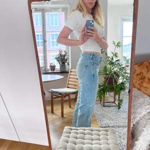 Fina ljusblå jeans från weekday, mellanhöga med snygg split nertill. Storlek 26 men passar även 27 eller 28