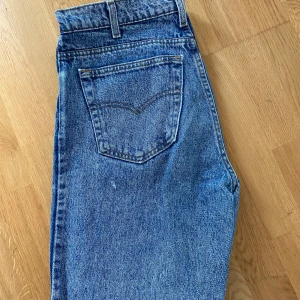 Levi’s jeans model 550 - Använda fåtal gånger. Modell 540. Raka ben.  Medel/hög midja. Står ingen storlek i jeansen men uppskattar det till w29-30.