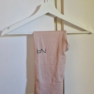 Seamless ribbade tights - Sparsamt använda tights från NA, köpta på Gekås Ullared. De är seamless och ribbade med hög midja.