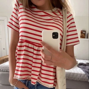 Randig tröja med volang från zara  - Fin topp från Zara som endast är använd en gång, säljer då den inte kommer till användning hos mig 💕100kr + 66kr spårbar frakt  (lånad bild) 