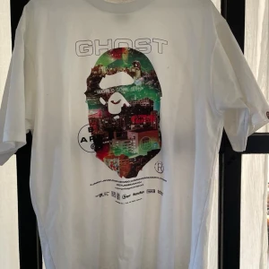 Bathing ape - Hej, säljer denna tröja eftersom den är förlåten nu, köpte den i butiken i london, använd ca 3 gånger! Kan mötas upp och fraktas.