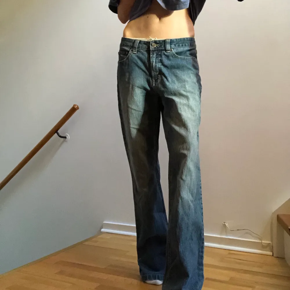 SNYGGASTE Jeansen i en rak/bootcut-modell. Tyvärr alldeles för stora på mig, därför svårt att få den rättvisa på bild! Från Kappahl från början men de har några år på nacken💜 Innerbenslängd: 79cm. Omkrets i Midjan: 79cm. Grenen: 25cm. Jeans & Byxor.