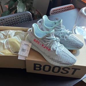 YEEZY BOOST 350 v2 - YEEZY BOOST 350 v2. Helt oanvända i förpackning och skokartong. Storlek 44. Kvitto finns