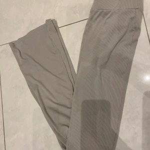 Schein utsvängda ribbade byxor  - Säljer dessa byxor från Shein för 150kr. Utsvängda & ribbade 