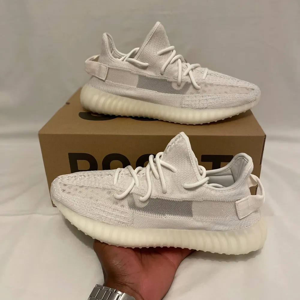  Adidas yeezy boost 350 v2 BONE Condition: Brand new Available size : 44EU (10US)  Price:3100. Skor.