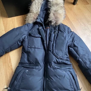 Hollies jacka - Säljer min Hollies jacka, den är mycket varmt & den är i bra skick,  De enda är att de är ett litet hål (ungefär 2-3mm) i ärmväcket, jag täckte de med en svart tyglapp ish och då syntes ingenting, hålet syns knappt oavsett. Men därav priset, frakt ingår 😊