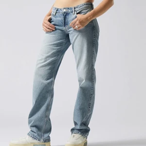 Low arrow jeans  - Säljer mina jeans från weekday som är för stora, de är i storleken 28x32! Svin snygga❤️