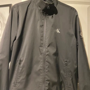 ck - ck jacka jag har köpt den för 2000 kr men säljer den för 550 kr  storleken är s 