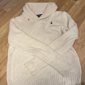 Stickad Ralph lauren tröja (äkta) - Tröjan är i väldigt fint skick säljer tröjan pågrund av att den inte kommit till någon användning
