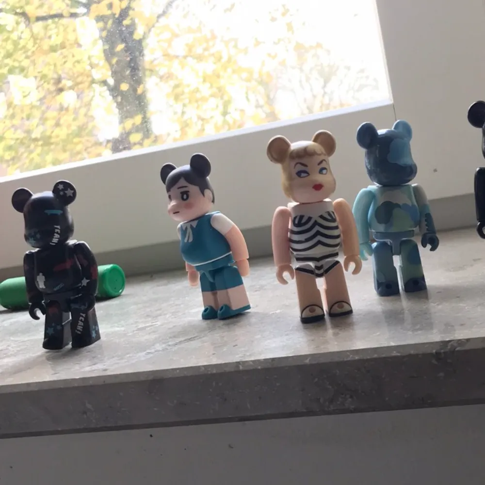 Säljer mina medicom toy bearbrick från Japan kostar 100kr st men kan sänka till 50kr. . Övrigt.