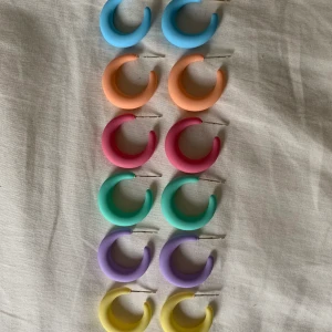 Färgglada örhängen - Jättefina färgglada örhängen. Frakt tillkommer på 13kr/par. Man får plopp till fast det inte syns på bild. 30kr styck. 