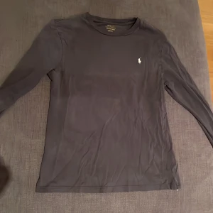 Ralphlauren, långärmad, mörkgrå - Skick8/10, 2 år gammal, äkta, mörkgrå