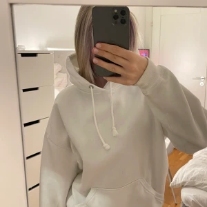 Hoodie - Säljer min vita hoodie storlek Xs sitter som S🤍🤍