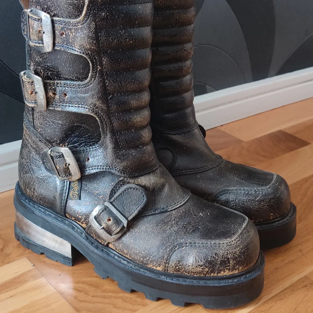 MC Vintage Buffalo Boots i nyskick, aldrig använda med straps och metallinlägg i klack. Nypris 2000 Köparen står för frakt.. Skor.