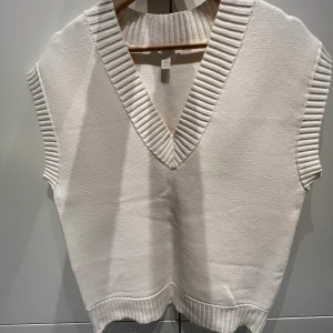 Vit väst från hm - Oversize stickad vit väst från hm i storlek xs