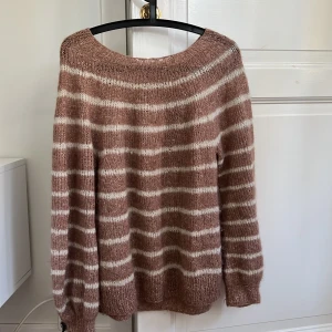 Humana - Stickad tröja från humana Härlig rosa färg med vita ränder! Mjukt stickat material, tror nästan den är hemmastickad! 