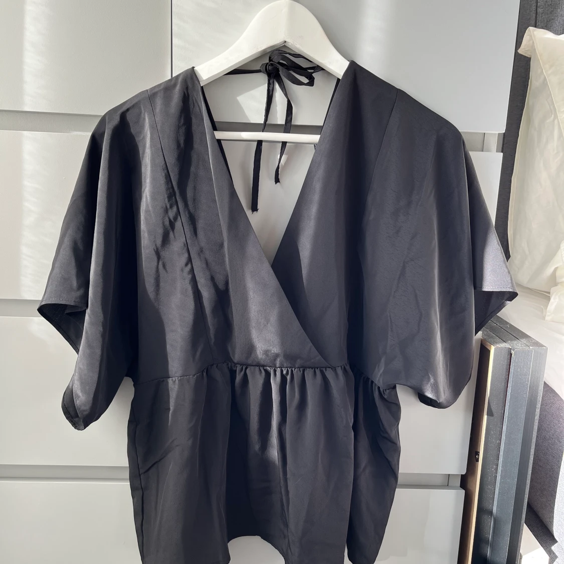 ASOS-design, svart omlottopp med vida armar stl 36