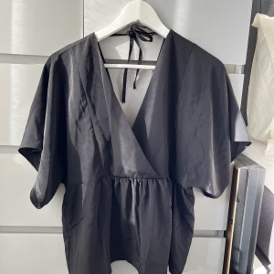 ASOS-design, svart omlottopp med vida armar stl 36 - Testad en gång, nyinköpt annars oanvänd, stl 36