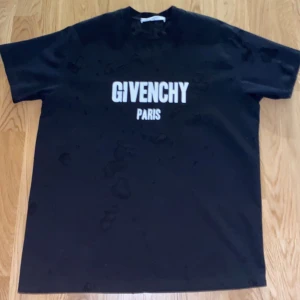 Givenchy T-Shirt - Sexig T-shirt för bra pris, storlek XS men den är oversize så kan passa S/M.  Pris 2300kr Storlek XS Skick 9/10 