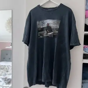 Cool t-shirt med vintage känsla! Storlek L så den sitter skitsnyggt oversized på s-l!! Knappt använd💘Köparen står för frakten!