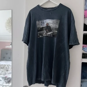 T-shirt - Cool t-shirt med vintage känsla! Storlek L så den sitter skitsnyggt oversized på s-l!! Knappt använd💘Köparen står för frakten!