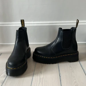 Dr. Martens  - Dr. Martens Air Wair platform  Använd ett fåtal gånger, i väldigt gott skick.  Storlek 37 Inköpta för ca 2000kr 