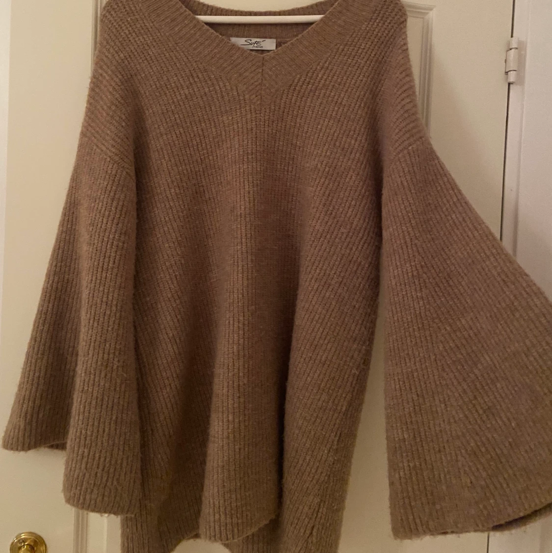 Stickad tröja med vida ärmar