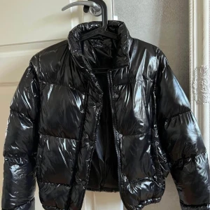 Vinterjacka - Vinterjacka i storlek S. Har hängt oanvänd i ett år så jackan är i fint skick