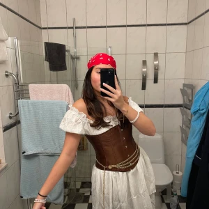 Piratklänning  - En vit klänning som jag köpt till en piratkostym till halloween. Även jättefin att bara ha försig och passar perfekt att ha på sommaren. Köpte två olika klänningar jag valde mellan och valde den andra. Klänningen aldrig använd utan bara provad på🥰