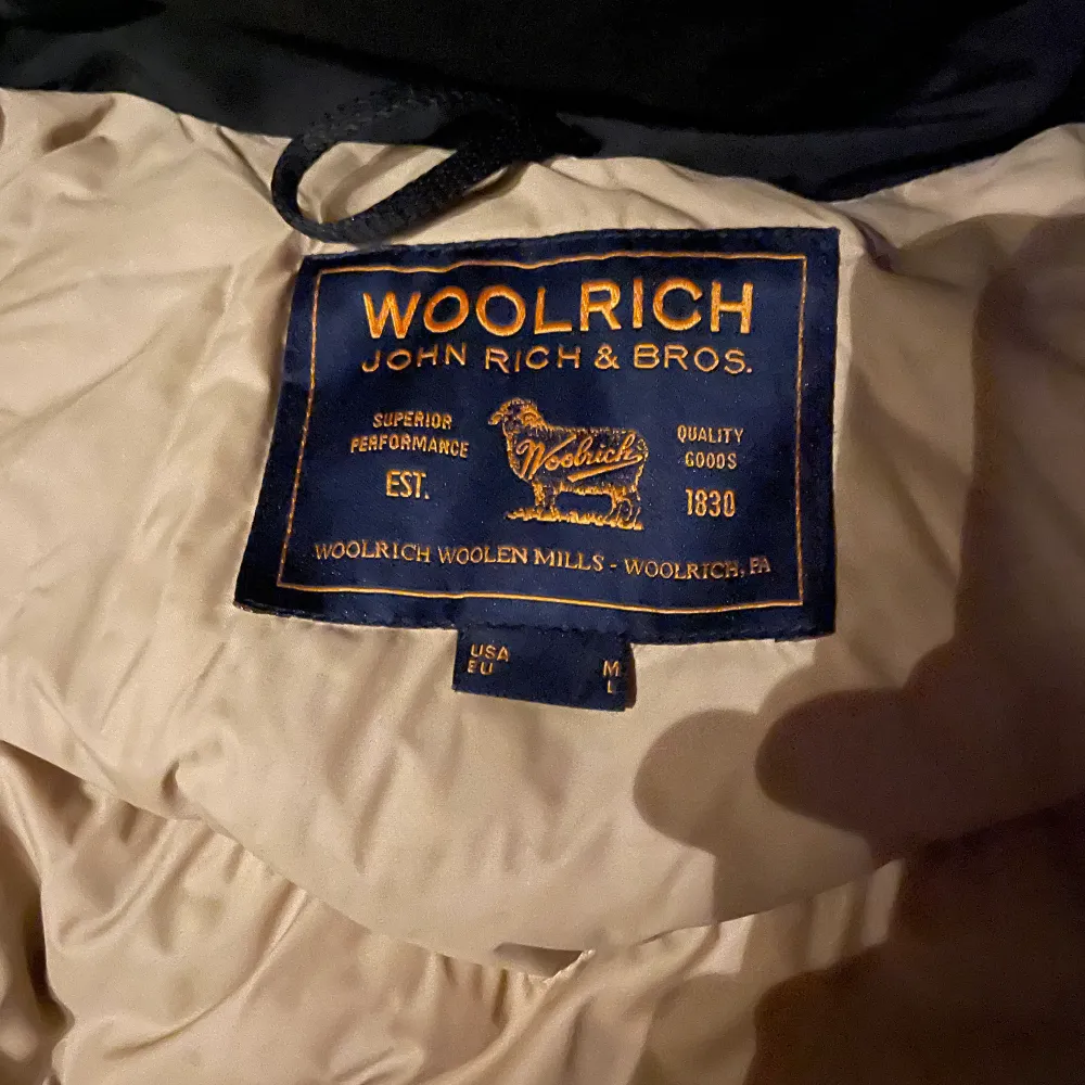 Woolrich vinterjacka Inköpt för 8999 emporia malmö Säljer för 2750kr då jag är sugen på en ny vinterjacka. Strl L, herr storlek. Hör av er om ni vill veta mer om jackan:) Kan mötas upp i malmö:). Jackor.