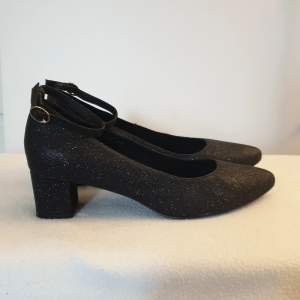 Black low heels with glitter, size 40. If you have any questions contact me :)