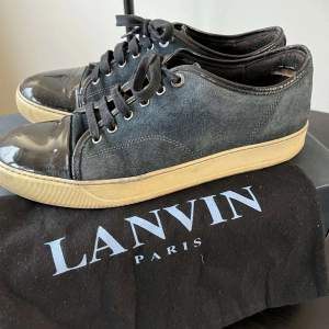 Marinblåa Lanvin skor i storlek 42 men stora i storleken. lite slitna men fortfarande fräscha. skriv för fler bilder 