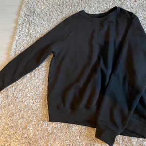 Helsvart sweatshirt strl S - Svart sweatshirt från Lager 157. Inte mycket använd 